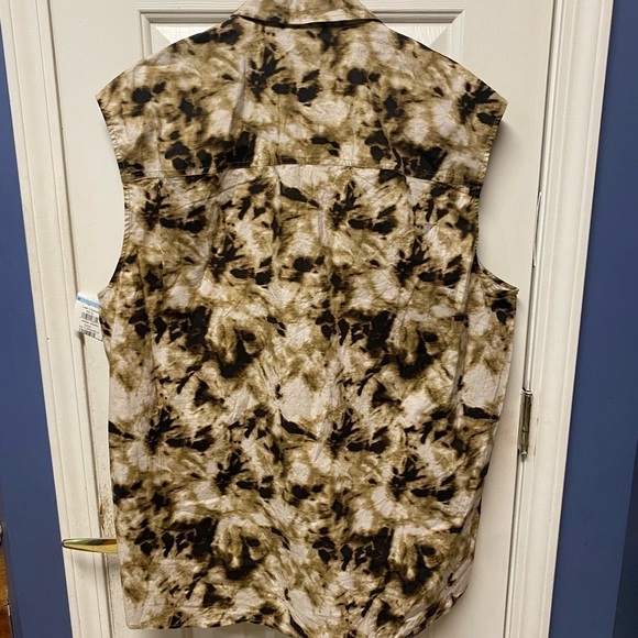 New SAMSOE SAMSOE Oversized
Sleeveless Button Down Shirt
Camo vest - Picture 9 of 11